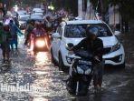 kondisi-jalan-soekarno-hatta-yang-terendam-banjir-puluhan-motor-mogok-sampai-bikin-macet.jpg