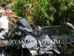 kondisi-mobil-avanza-yang-tergelincir-di-jurang-desa_20150503_183614.jpg