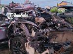 kondisi-mobil-honda-crv-yang-ringsek-setelah-menabrak-truk-boks.jpg