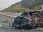 kondisi-mobil-innova-rusak-berat-usai-menabrak-truk-di-jalan-tol-pekanbaru-dumai-riau.jpg