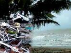 kondisi-pantai-anyer-pasca-tsunami-puing-puing-bangunan-berserakkan.jpg