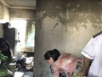 kondisi-ruang-keluarga-yang-hangus-karena-kebakaran_20180727_153537.jpg