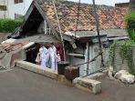 kondisi-rumah-reyot-milik-lieus-yang-berada-di-kawasan-apartemen-thamrin-executive-residence.jpg