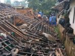 kondisi-rumah-warga-akibat-terjangan-puting-beliung_20180309_181119.jpg