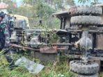 kondisi-truk-tni-yang-terbalik-akibat-rem-blong-di-kampung-mamba.jpg