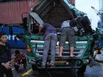 kondisi-truk-trailer-yang-tertimpa-kontainer-di-pelabuhan-pontianak.jpg