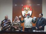 konferensi-pers-di-gedung-kpk.jpg