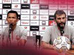 konferensi-pers-pelatih-persis-solo-leonardo-medina-didampingi-eky-taufik.jpg