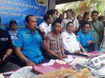 konferensi-pers-penggerebekan-pabrik-pil-pcc-yang-berkamuflase-di-pabrik-sumpit-kampung.jpg
