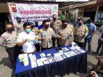 konferensi-pers-penjual-obat-aborsi-di-mapolres-cimahi-s.jpg