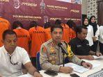 konferensi-pers-sindikat-jual-beli-bayi-di-polres-metro-depokq.jpg