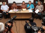 konpers-terkait-penanggulangan-vaksin-palsu_20160712_182926.jpg