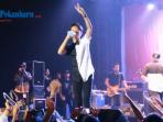 konser-cjr-usai-para-comate-buru-sang-vokalis_20150329_062222.jpg