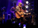 konser-iwan-fals-untukmu-indonesia_20151121_224033.jpg