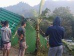 kontainer-menimpa-rumah-warga.jpg