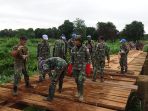 kontingen-garuda-renovasi-jembatan-di-desa-sibut-afrika_20170521_131234.jpg
