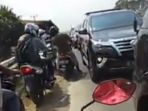 konvoi-toyota-fortuner-lawan-arah-di-anyer-ganggu-pemotor_20180813_161202.jpg