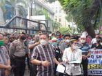 koordinator-aksi-saat-berorasi-di-depan-kantor-dprd-sumut-d.jpg