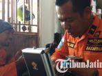 koordinator-basarnas-pos-sar-trenggalek-brian-gautama-tengah-mencoba-kamera-bawah-air.jpg