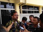 koordinator-kontras-hariz-azhar-saat-berkunjung-ke-polda-riau_20160930_234905.jpg
