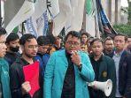koordinator-pusat-bem-si-hilmi-ash-shidiqi-di-depan-gedung-dpr.jpg