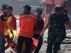 kopassus-evakuasi-2-jenazah-korban-tsunami.jpg