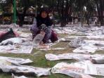 koran-bekas-kayak-hujan-duit-buat-kami_20150719_172339.jpg