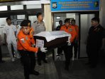 korban-airasia-kembali-ditemukan-di-perairan-makassar_20150204_211844.jpg