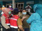 korban-banjir-di-enam-lokasi-di-kota-ambon-menerima-bantuan.jpg