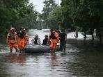 korban-banjir-di-kherson-ukraina-akibar-bendungan-nova-kakhovka-jebol-iiy78.jpg