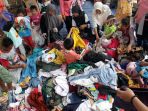 korban-banjir-menerima-pakaian-layak-pakai_20200105_235203.jpg