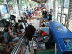 korban-banjir-mengungsi-di-halte-transjakarta_20200103_163631.jpg