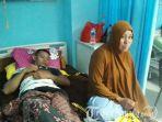 korban-bencana-tanah-longsor-rusdi-tulong-terbaring-sakit.jpg