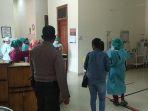 korban-bl-kenakan-jaket-jeans-didampingi-kanit-2-spkt-polres-mabar.jpg