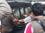 korban-dievakuasi-usai-kecelakaan-mobil-menabrak-warung-ma.jpg