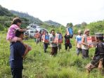 korban-gempa-sulbar-bawa-sembako-dari-heli-aks-tni-al_20210124_082213.jpg