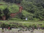 korban-gempa-sulbar-menunggu-heli-aks-tni-al-pembawa-sembako_20210124_084125.jpg