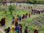 korban-gempa-sulbar-menunggu-heli-aks-tni-al-pembawa-sembako_20210124_084535.jpg