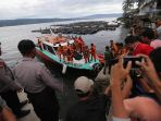 korban-km-sinar-bangun-di-pelabuhan-tigaras_20180620_205526.jpg