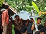 korban-pembunuhan-satu-keluarga-di-bekasi-dimakamkan-di-medan_20181115_210819.jpg