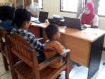 korban-pencabulan-melapor-ke-polsek-sungailiat_20151106_111307.jpg