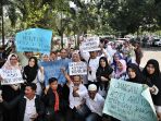 korban-penipuan-abu-tour-hadiri-sidang_20180718_211911.jpg