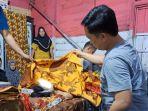 korban-penusukan-saat-berada-di-rumah-duka-di-desa-penyengat-olak.jpg