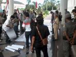 korban-phk-pt-snp-demo-di-kantor-gubernur-jambi_20160725_103549.jpg