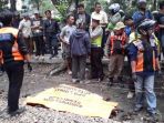 korban-tabrakan-kereta-api-di-sepanjang-jalur-ahmad-yani-surabaya_20180328_173056.jpg
