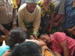 korban-tenggelam-di-bendungan-wae-garit-sedang-ditangisi.jpg
