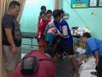 korban-tersambar-petir-di-tuban-saat-bermain-bola-dibawa-ke-puskesmas.jpg