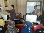korban-w-berkerudung-biru-didampingi-satgas-kpaid-kabupaten.jpg