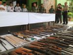 korem-091asn-serahkan-ratusan-senjata-api-rakitan-ke-polresta-samarinda_20170505_101026.jpg