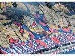 koreografi-berupa-spanduk-bergambar-anime-one-piece.jpg